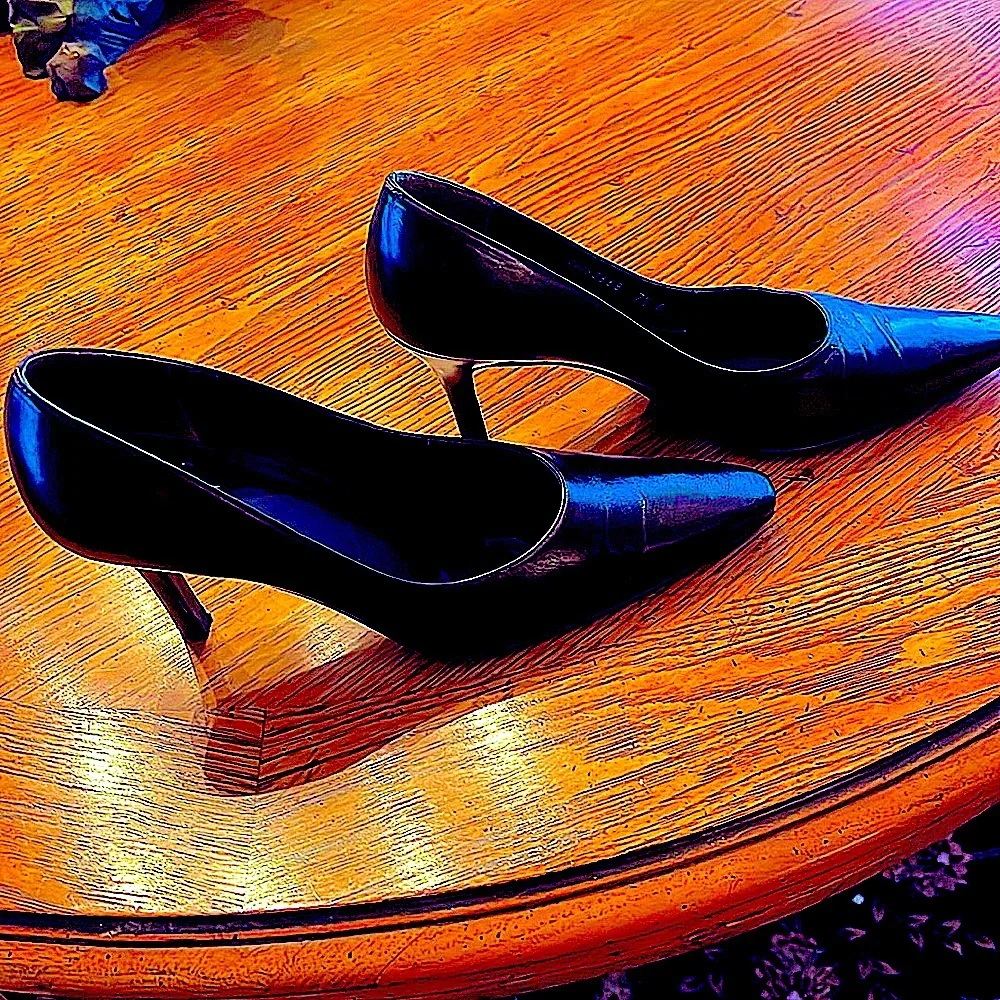 👠👠EUCClassic Style Stuart Weitzman Pointed toe Pump. Metallic dark Brown. 7.5B.